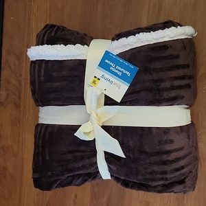 True Living Brown Fleece White Sherpa Textured Throw 40x60" washable New
